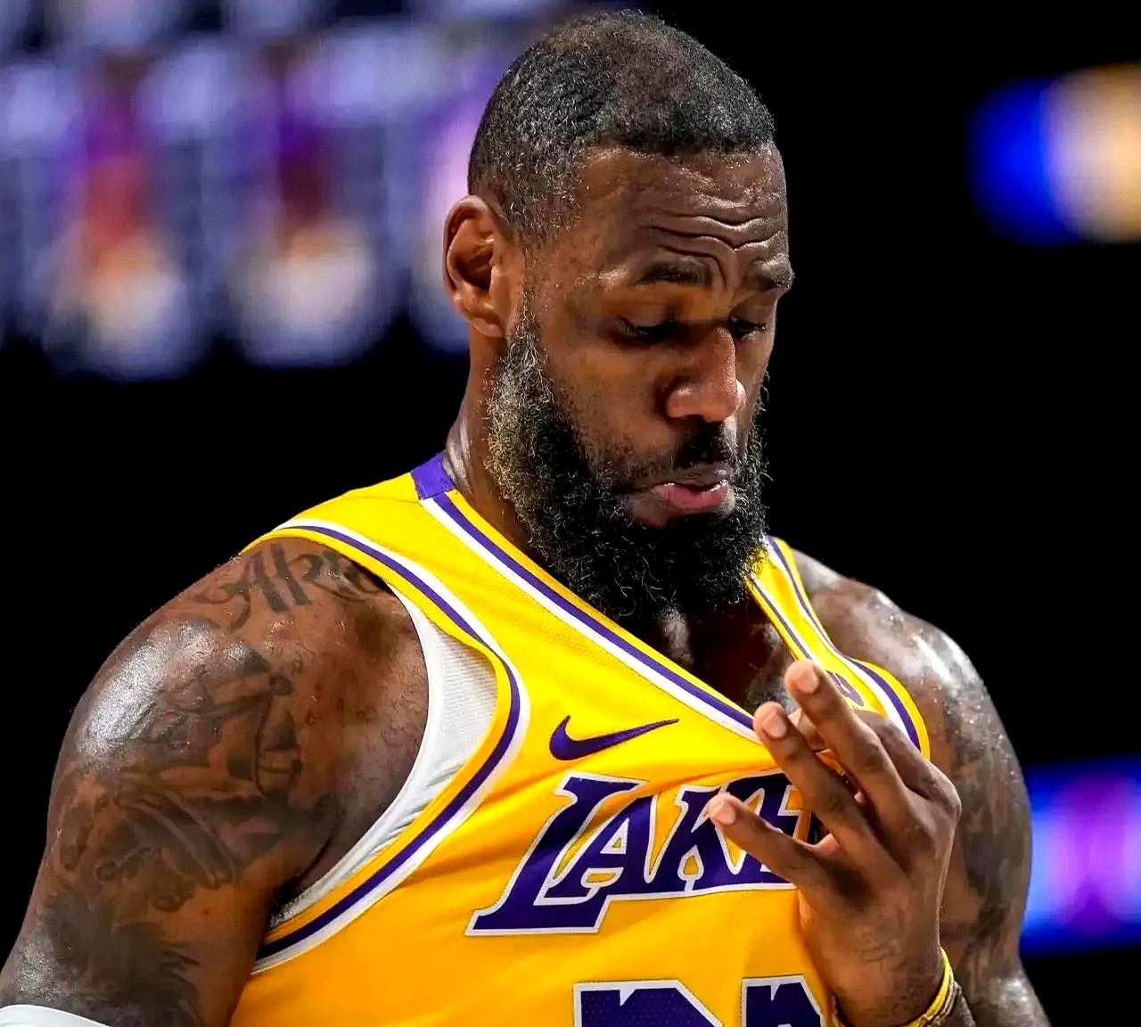 关于詹姆斯连续十五场比赛得分超过精彩发挥，中国队挑战极限！的信息