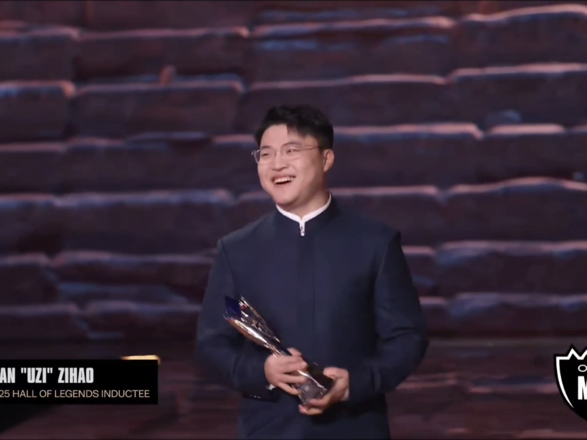 Uzi回归赛场，比分优势明显首场状态亮眼，热火观众沸腾！的简单介绍